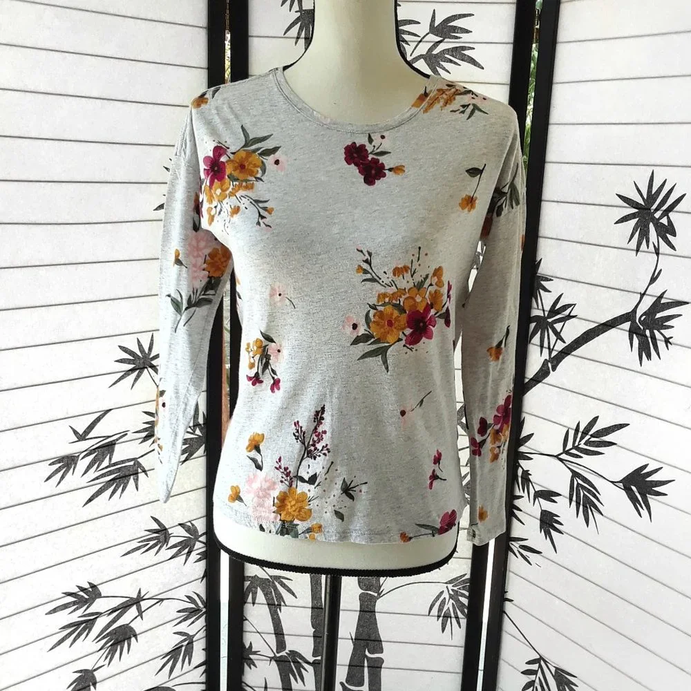 ❤️ Old Navy Silver Floral Print High Low Top 2/$15